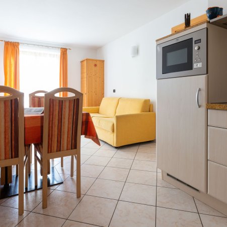 Lavastoviglie, microonde, frigorifero e bollitore